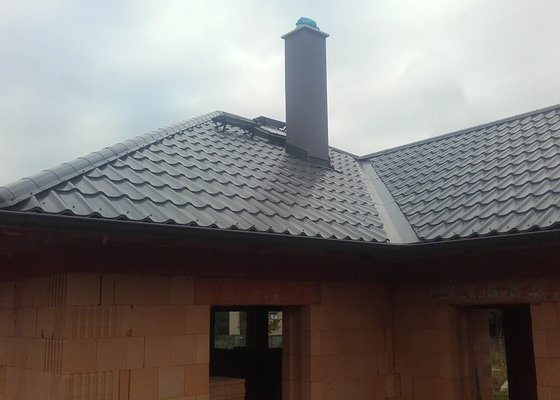 Dodávka a montáž střešního pláště včetně klempířských prvků a okapového systému na novostavbě rodinného domu v Brníčku
