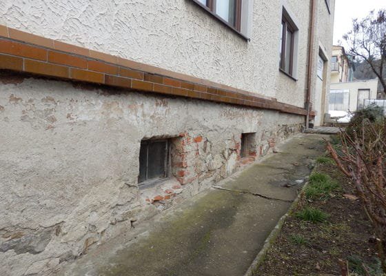 Montovaná fasáda (sokl), renovace chodníčků