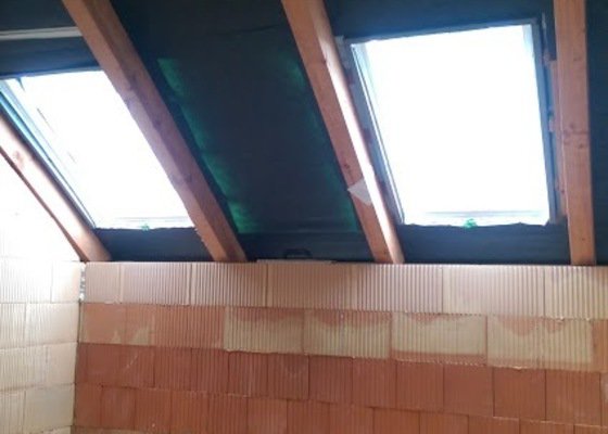 Sádrokartonový podhled s izolací střechy RD