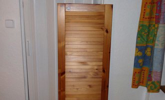Dřevěné dveře do koupelny - posuvné na míru, z prodávaných segmentů - stav před realizací