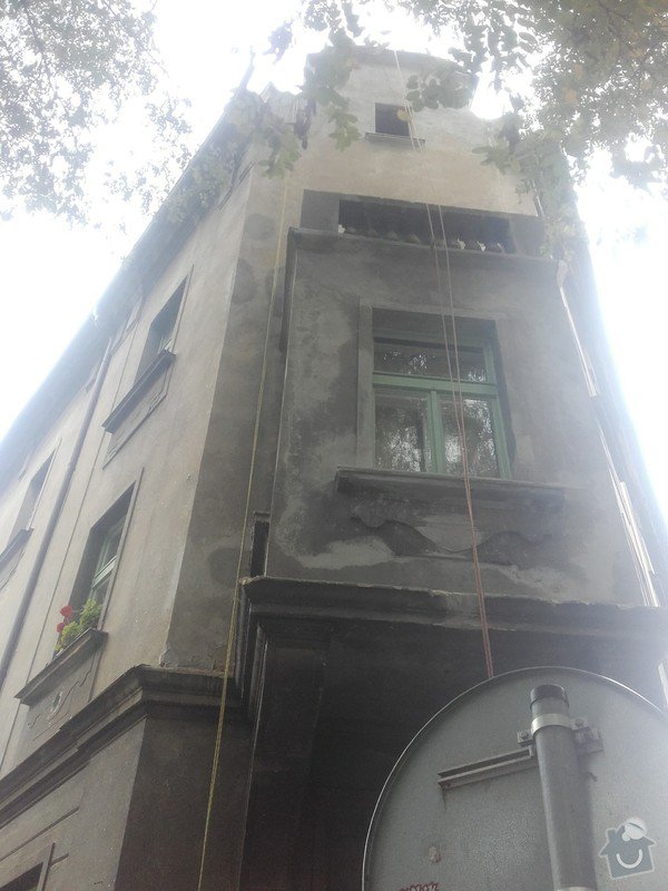 Oprava fasády štítu činžovního domu: rozpracováno