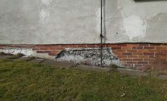 Oprava venkovní zdi domu - stav před realizací