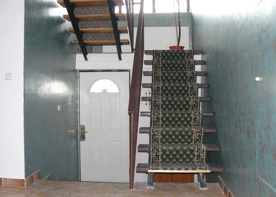 Tapetování a malování schodiště a chodby