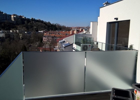 Fólie na balkonová skla k zajištění soukromí