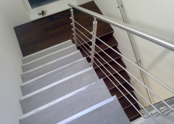 Pokládka vinylové podlahy schody