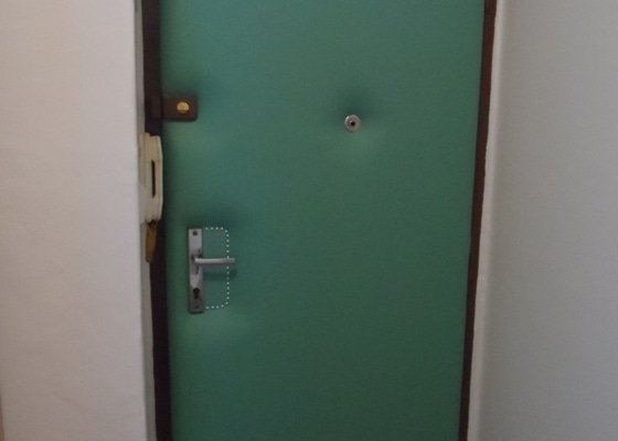 Čalounění vchodových dveří do bytu v panelovém domě, Praha 4.