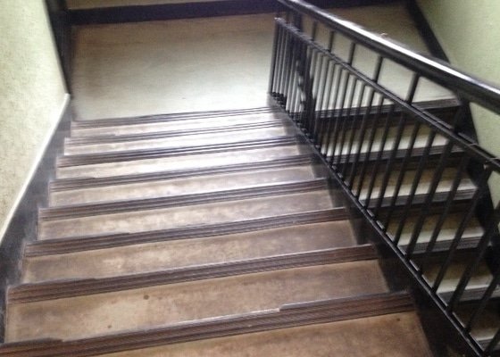 Renovaci podlahy a schodiště