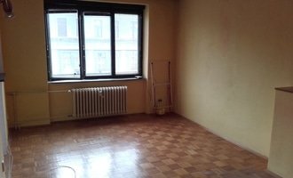 Renovace parket - obývací pokoj cca 20 m2 - stav před realizací