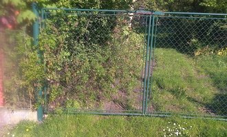Rozšíření vjezdu na zahradu a nová vrata - stav před realizací