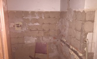 Rekonstrukce bytu 3 pokoje - steny a obklad koupelny + zachod - stav před realizací