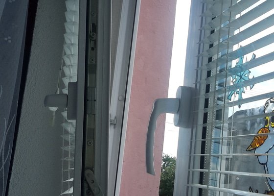Oprava zavírání plastového okna zn.HOCO, mimo záruku, Hazlov - stav před realizací