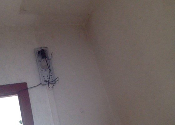 Přemístění světla na strop, zasekání kabelů do zdi - stav před realizací