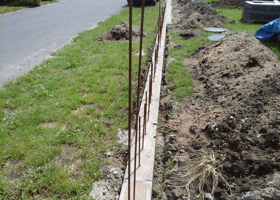 Zděný plot z betonových bloků