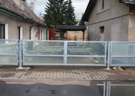 Dvoukřídlá brány se vstupní brankou a plotovým dílem