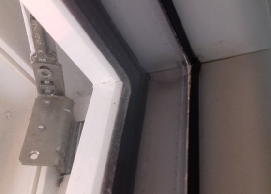Upravit plastové balkonové dveře tak, aby šly otveřít na ventilačku.