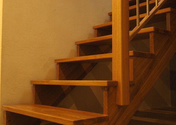 Samonosné sedlové dubové schodiště