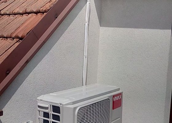 Montáž klimatizace do podkrovního bytu.