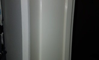Montáž 2x obložkové zárubně vč dveří do panelového bytu - stav před realizací