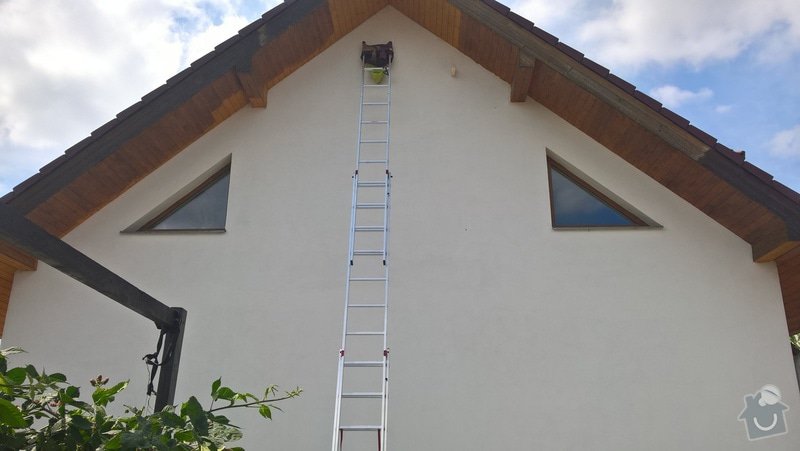 Čím natřít podbití střechy?