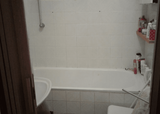 Přidání kachliček na stěny v koupelně. - stav před realizací