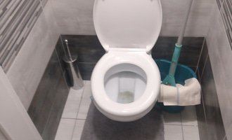 Špatně udělané zapuštěné WC ( málo místa) - stav před realizací