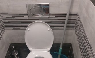 Špatně udělané zapuštěné WC ( málo místa) - stav před realizací