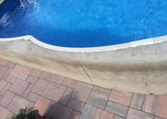 Pokládka kameného koberce  -  obložení bazénu