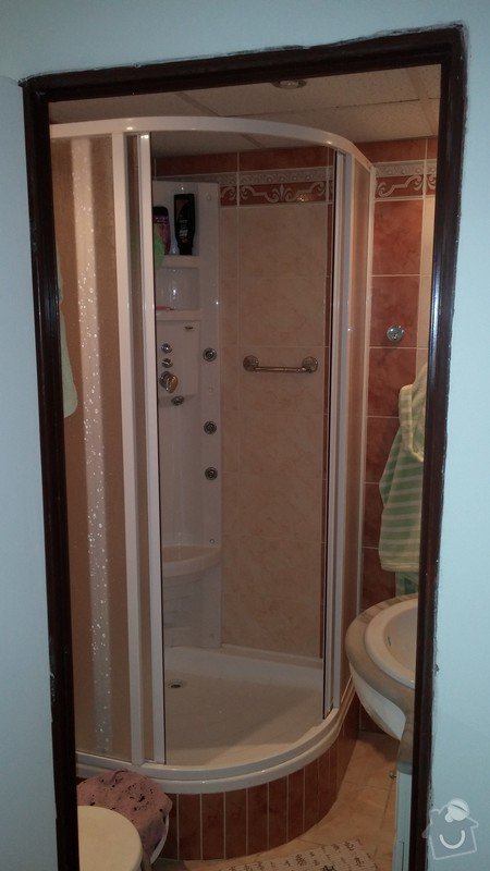 Rekonstrukce koupelny a WC v paneláku: koupelna- pohled ze dveří- výměna futer a stropnic
