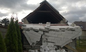 Oprava střechy, spadlý štít střechy - stav před realizací