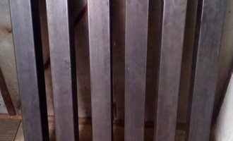 Kovový plot 3000x1100 a sloupky s patkou 1200x100x100 - celkem 18m 
