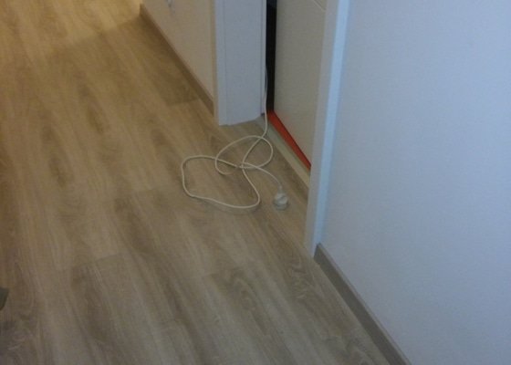 Přilepení podlahových lišt po obvodu místnosti