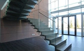 Dřevěné samonosné schodiště - stav před realizací