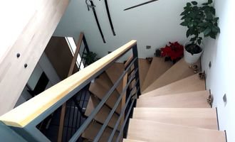 Interierové schodiště, kov a dřevo