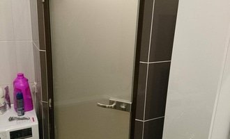 Celoskleněné dveře do koupelny