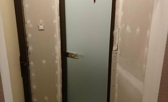 Celoskleněné dveře do koupelny