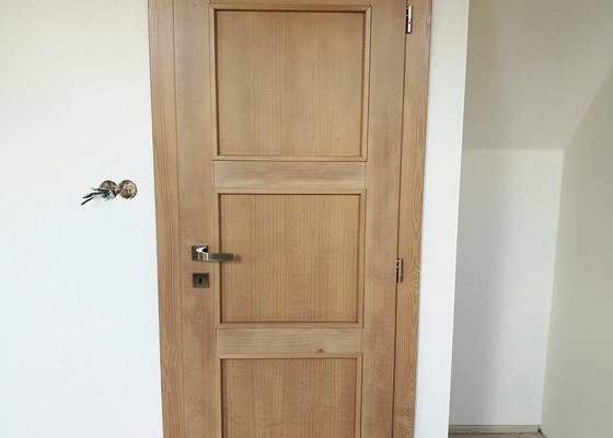 Dřevěné dveře, dřevěné schodiště