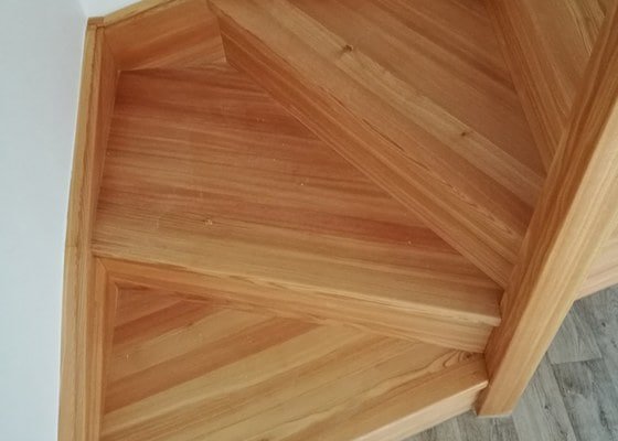 Dřevěné dveře, dřevěné schodiště