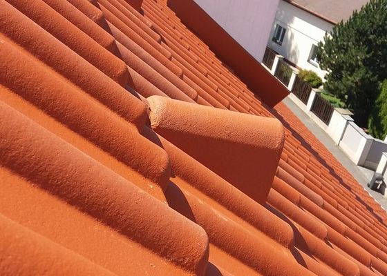 Zhotovení komplet nové střechy a zeteplení půdních prostor včetně zhotovení pochozích lávek
