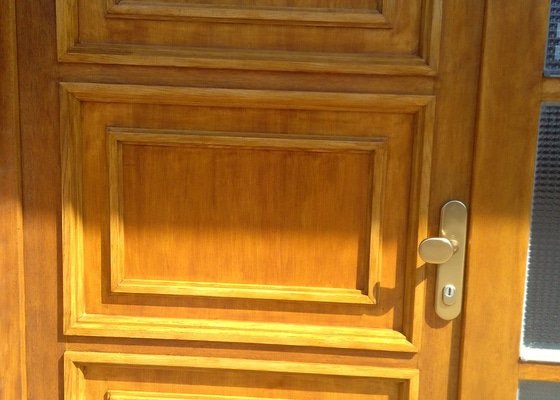 Repase dřevěných vchodových dveří u rodinného domu. Jedná se o 10 ket staré dveře. Chtěla bych je popř. vylepšit i designově. Děkuji