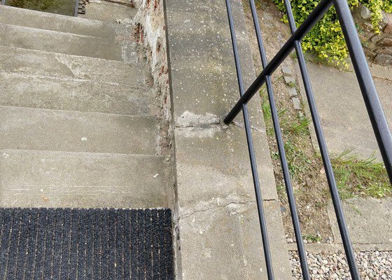 Rekonstrukce schodiště - plechařina, cetris desky, izolace asfalt