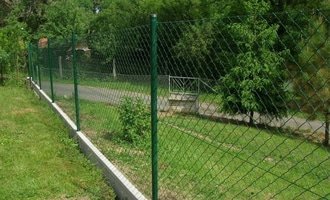 Stavba betonového a pletivového plotu - stav před realizací