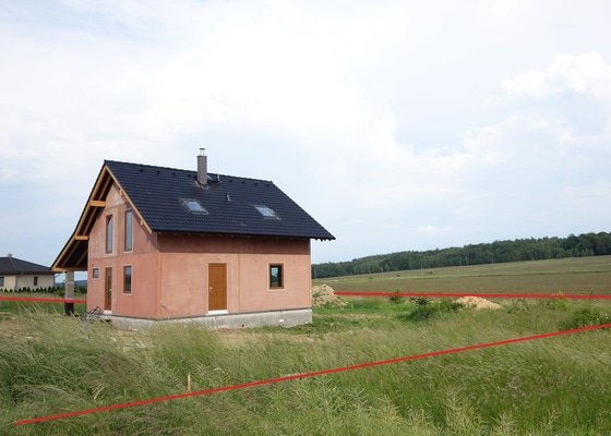 Posekání pozemku (vysoká tráva) u rozestavěného domu (Nová Ves pod Pleší)