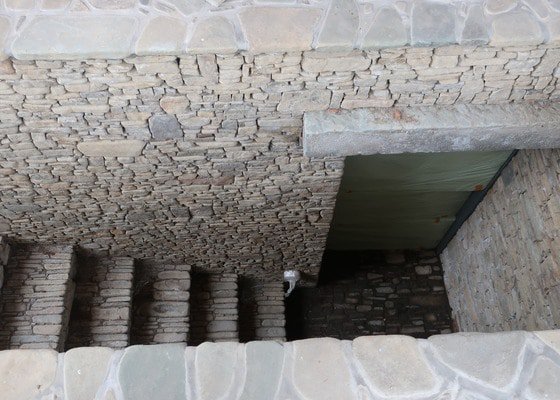 Kamenné schody a vstup do sklepa