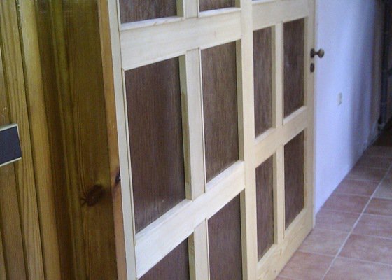 Dřevěná prosklená stěna s posuvnými dveřmi