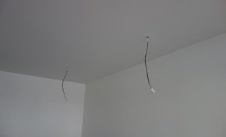Montáž stropních svítidel + navrtání hmoždinek pro uchycení garnýží - stav před realizací
