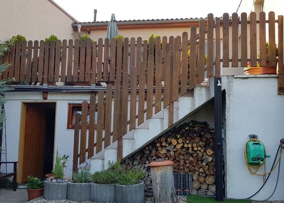 Dřevěné zábradlí venkovní terasy a zahradního schodiště - stav před realizací