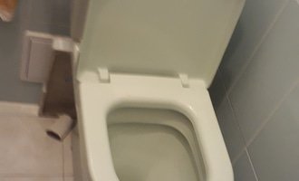 Rozbite splachovadlo WC - stav před realizací