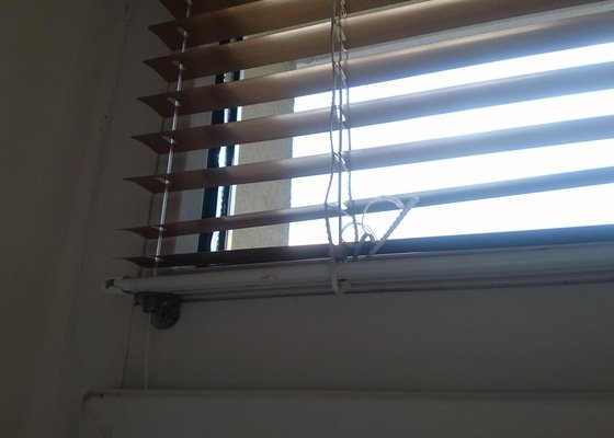 Oprava žaluzií + sezíření oken v bytě 2+1 - stav před realizací