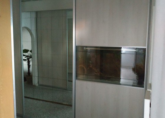 Posuvné dveře do vestavené skříně panelového domu