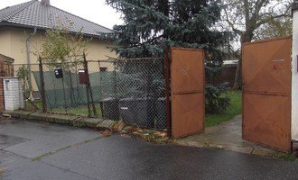 Nový plot a brána před domem - stav před realizací